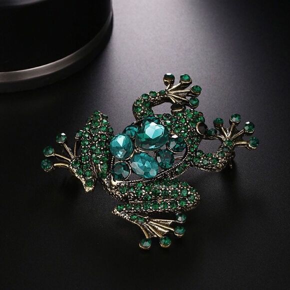 ✨ Betsey Johnson stunning & sparkling crystal frog brooch ✨ - Picture 3 of 3